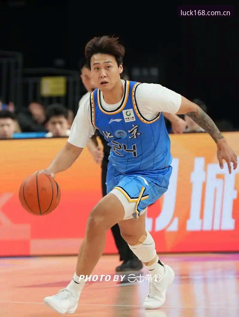 彩票数据分析官方下载 CBA季后赛G4北京生死战深度分析:赵睿状态与麦基心态成关键转折点